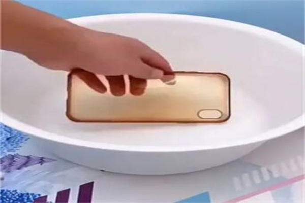 手机壳发黄怎么清洗变？
