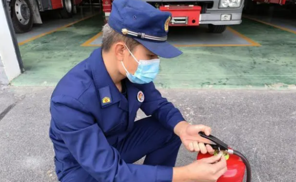灭火器使用方法四步