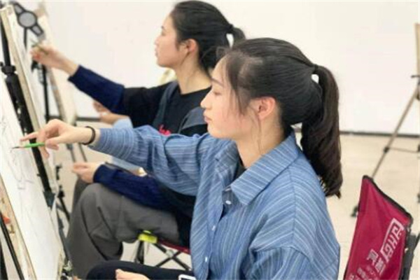 美术生高三集训一般要多少钱