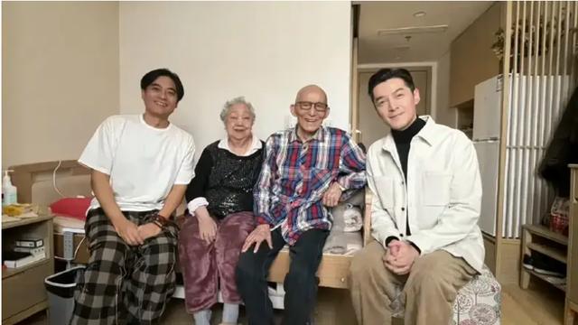 胡歌陈龙去养老院看望游本昌
