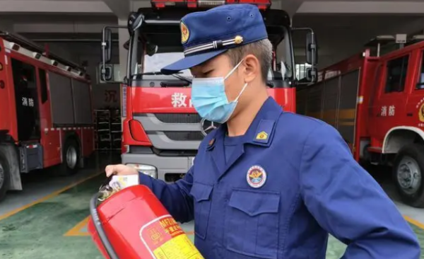 灭火器使用方法四步