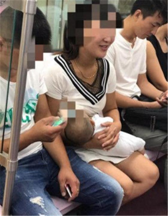 婴儿高铁哭闹女子和宝妈对骂