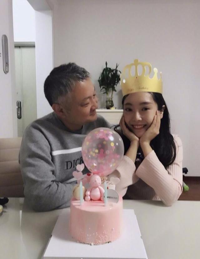 87版红楼梦剧组聚餐 宝玉头发全白