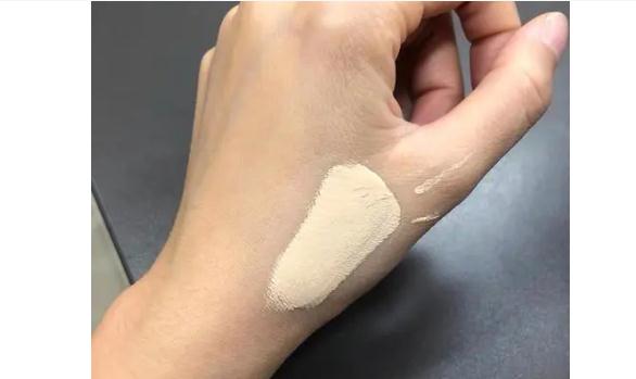 粉底液放久了分层怎么办？粉底液太干了加点乳还是精华？