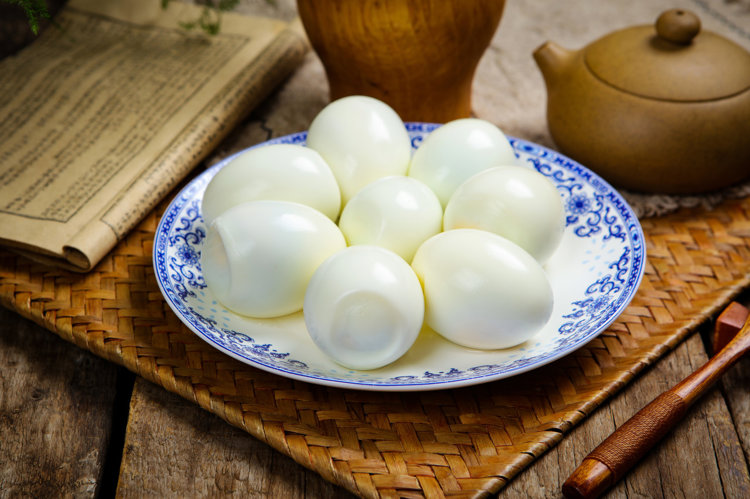 每天一个鸡蛋，是营养佳品还是心血管杀手？提醒：这3类人要少吃