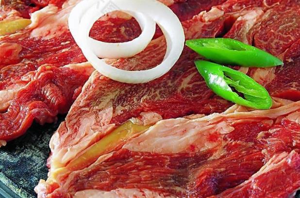 牛肉炖白萝卜还是红萝卜好 牛肉炖白萝卜可以放香菇吗