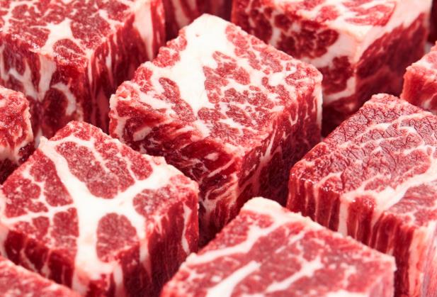 怎么看牛肉新不新鲜 色泽光泽均匀不粘手弹性好