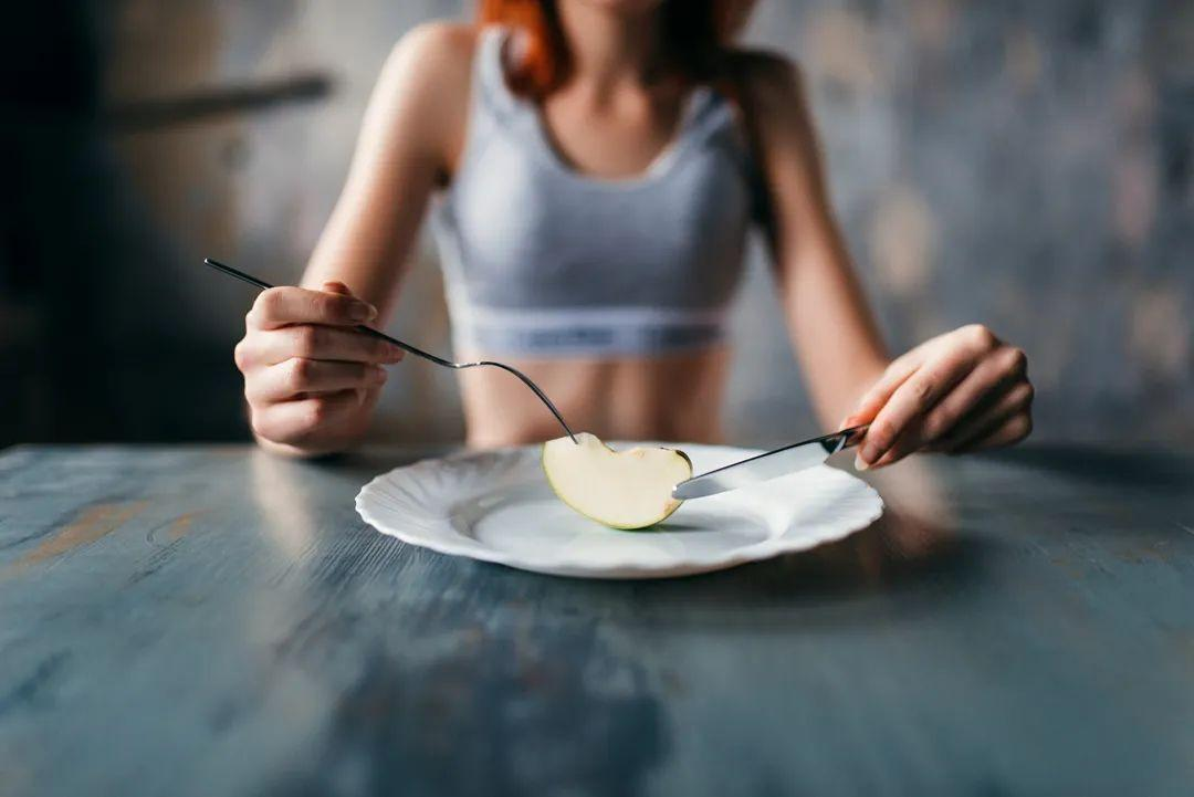 15岁女孩减肥患上神经性厌食，谁在制造身材焦虑？