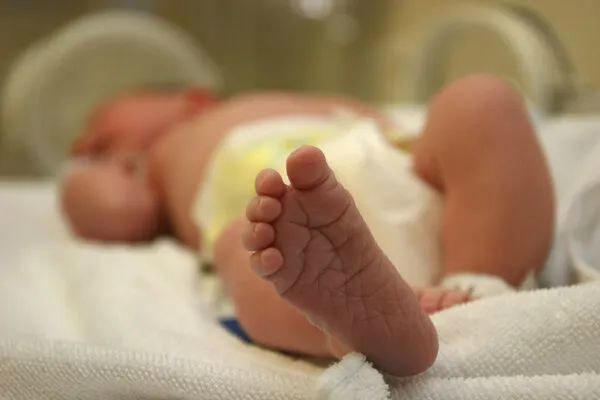43岁迎来人生第一个父亲节，孩子还在医院保育箱里