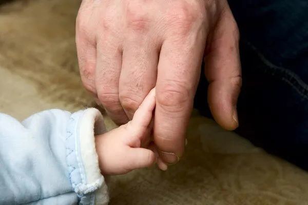 43岁迎来人生第一个父亲节，孩子还在医院保育箱里